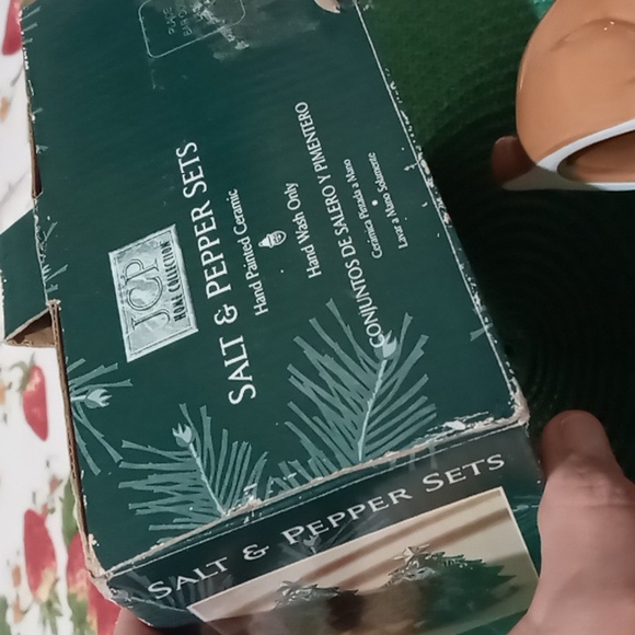 JC PENNEY HOLIDAY REINDEER & SANTA SALT AND PEPPER SET - Picture 10 of 11